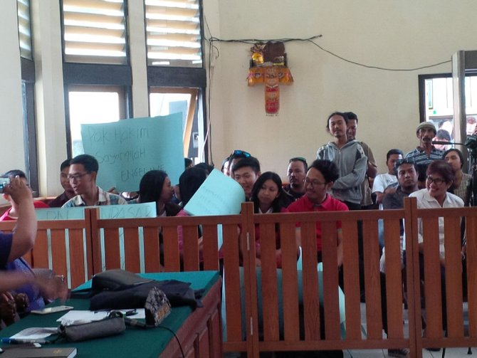 kericuhan di sidang engeline