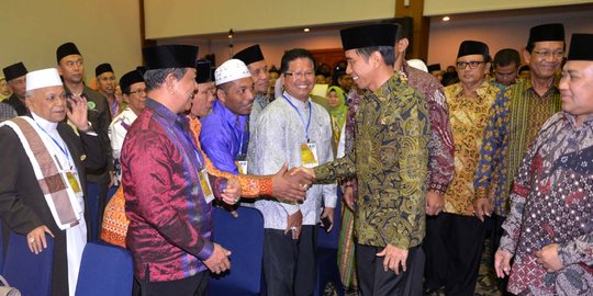 Bendera kecil merah putih sambut Jokowi dan JK di Mukernas PKB