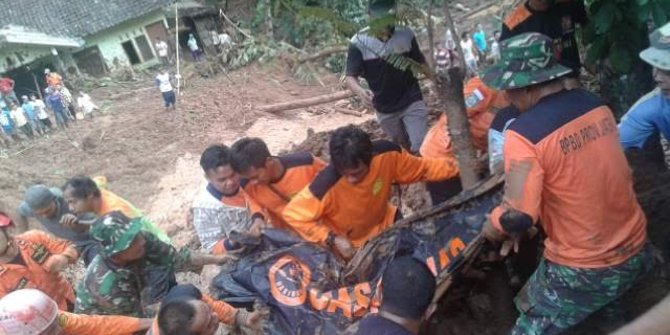 7 warga Purworejo tertimbun longsor, 3 ditemukan meninggal