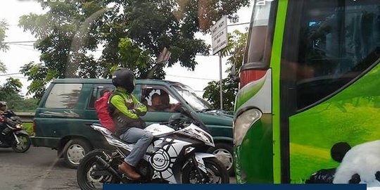 Aksi pemotor berani adang bus yang serobot jalur ini jadi viral!