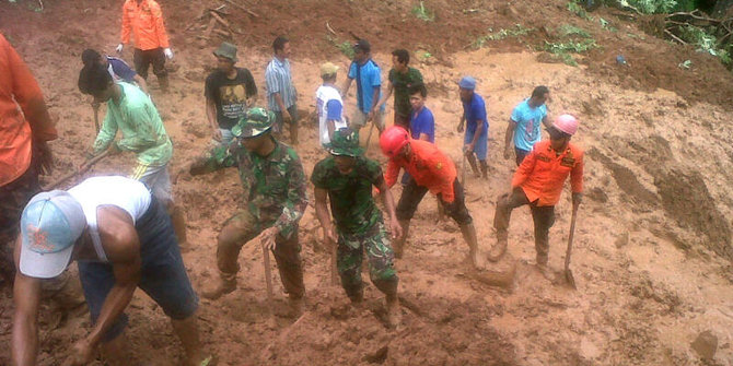 Usai ditemukan, 5 korban longsor Purworejo langsung dimakamkan