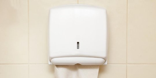 warganya bersihkan hidung saat mengendarai mobil rev1