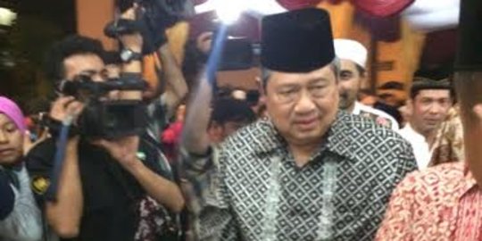 Pakai batik abu-abu, SBY hadiri Maulid Nabi di Kalibata