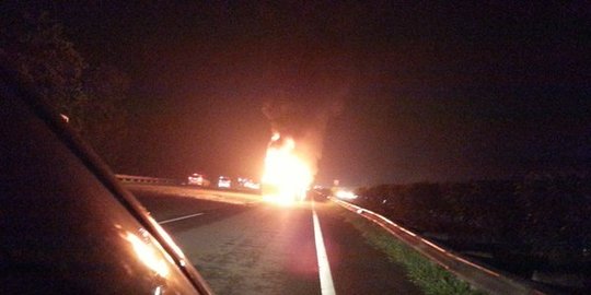 Minibus terbalik dan terbakar di Tol Jagorawi