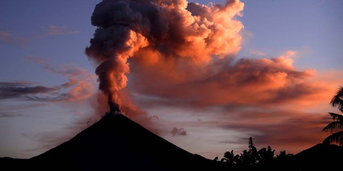 Gunung Soputan terus melontarkan debu vulkanik