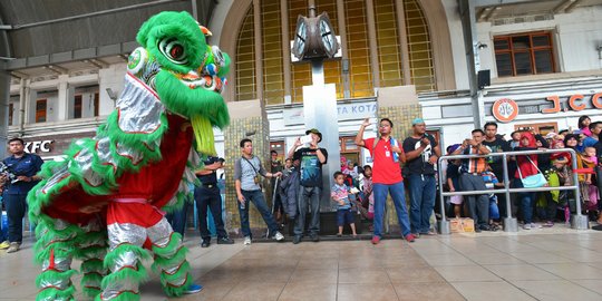 Atraksi barongsai hibur penumpang KRL di Stasiun Jakarta Kota