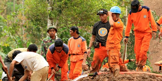 Selain cangkul, paranormal ikut mencari 2 korban longsor Purworejo