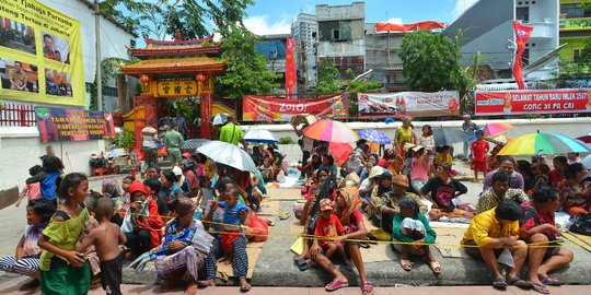 Potret puluhan pengemis antre angpau di kelenteng Petak Sembilan