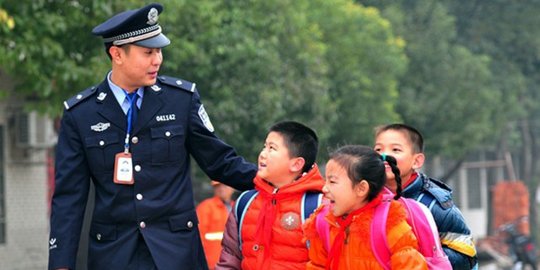 Kisah polisi muda jadi 'ayah' bagi 39 anak terlantar