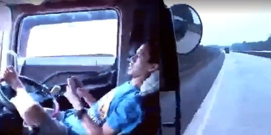 Nekat, sopir ini nyetir di tol sambil mainan HP