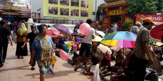 Tunggu angpao, warga padati Vihara Toasebio