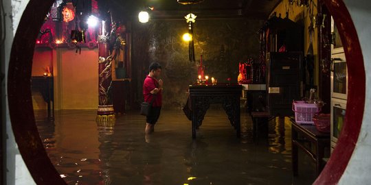 Warga Tionghoa di Sidoarjo rayakan Imlek di tengah banjir