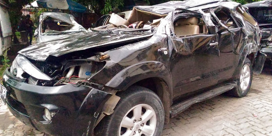 Begini bentuk mobil Fortuner usai tabrak pemotor di Daan Mogot