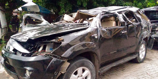 Kondisi ringsek Fortuner maut tabrak pengemudi GO-JEK di Daan Mogot