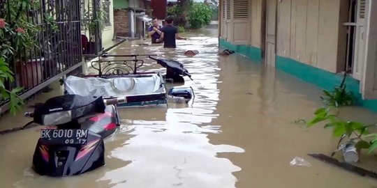 Hujan seharian, Medan dikepung banjir, 2 warga sempat hanyut