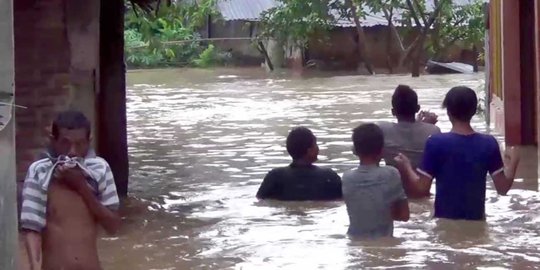 Medan masih hujan deras, warga korban banjir diminta mengungsi