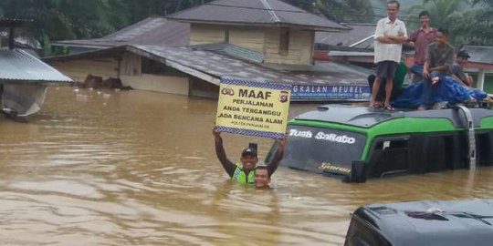 Aksi polisi angkat papan imbauan bencana saat banjir bak gadis ring