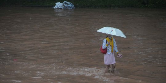 Banjir Bangka Tengah meluas, warga terisolir & ribuan rumah terendam