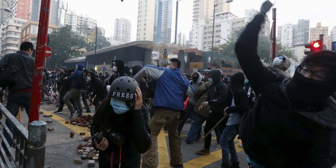 Bentrokan sengit demonstran PKL vs polisi di Hong Kong