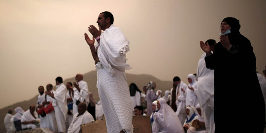 Gagal berangkat, jemaah umrah di Padang geruduk kantor DPRD