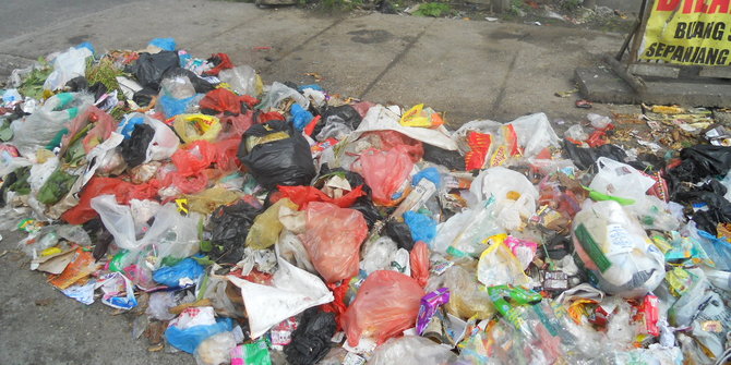 Warga di Pekanbaru protes sampah berserakan bikin bau & banyak lalat