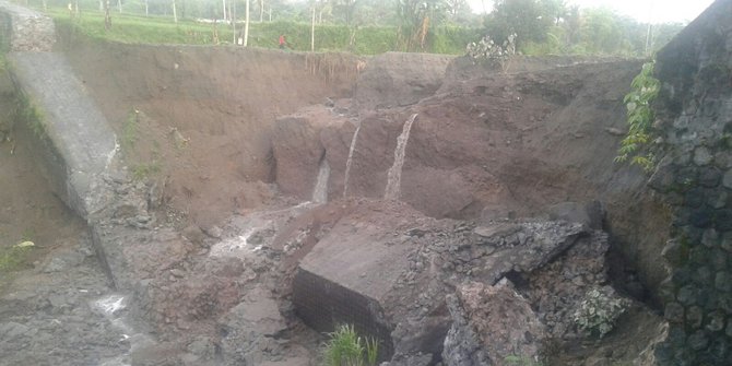 Dam dan jembatan di Blitar jebol diterjang lahar dingin Kelud