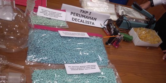 Ekstasi seharga Rp 1,1 miliar diblender dan dibuang ke selokan