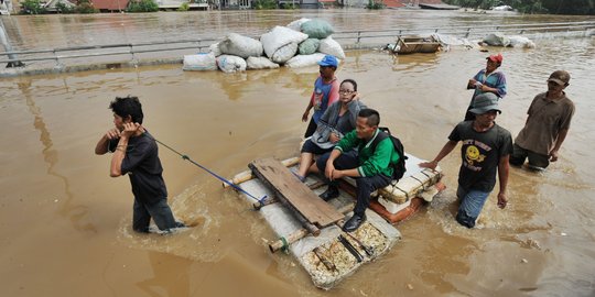 Ahok sebut ada yang sumbat saluran air bikin banjir terus terjadi