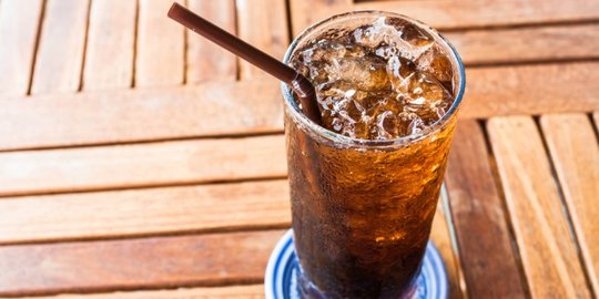 3 Hal yang pasti terjadi dalam tubuh jika kamu hanya minum soda