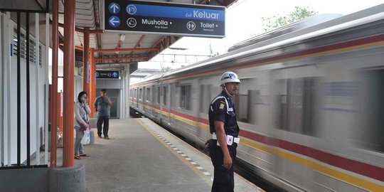 Penumpang KRL dari Bekasi melahirkan di Stasiun Jakarta Kota