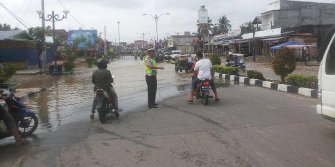 Tiga jembatan ambruk diterjang banjir, warga Rokan Hulu terisolir