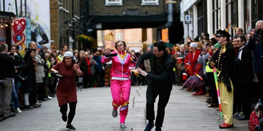 Lucunya para peserta lari 'Pancake' di London