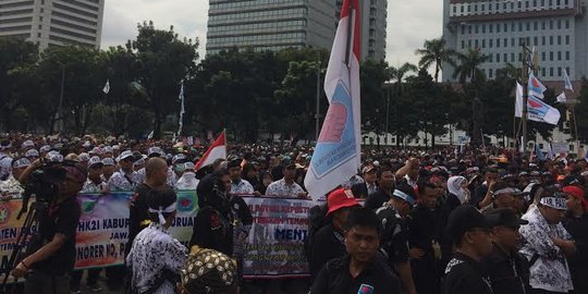 Tenaga honorer long march menuju Istana, Jl Merdeka Barat macet