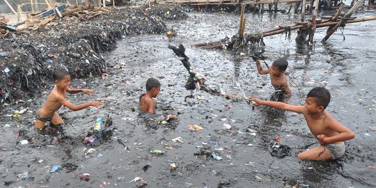 Keceriaan anak-anak Muara Angke berenang di pantai penuh sampah