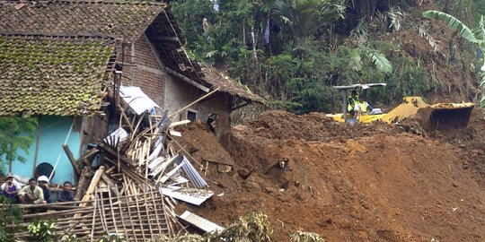 Sebuah rumah di Jagakarsa longsor, dua warga terluka