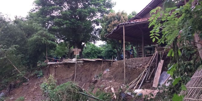 Longsor di Karawang bikin 2 rumah warga nyaris ambruk