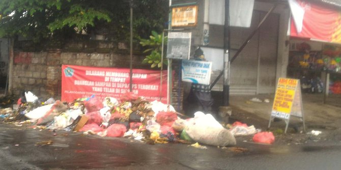 Libur panjang, sampah di Denpasar meluber ke badan jalan