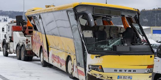 Bus sekolah di Prancis terbalik akibat jalanan tertutup salju