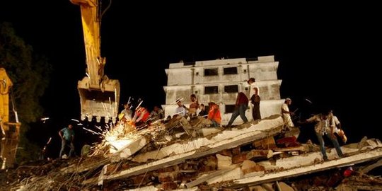 material di bawah standar bangunan di india roboh rev4