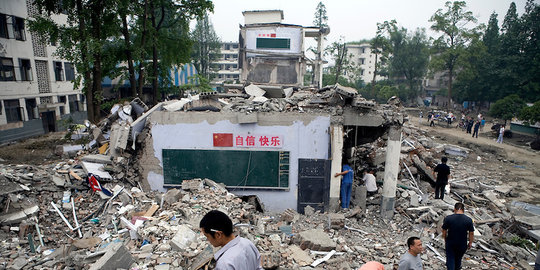 di china roboh lantaran korupsi bukan karena gempa rev4