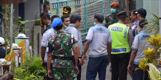 Sejumlah rumah dihancurkan untuk memudahkan evakuasi Super Tucano