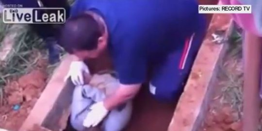 mengais tanah kuburan setelah dikubur hidup hidup rev4