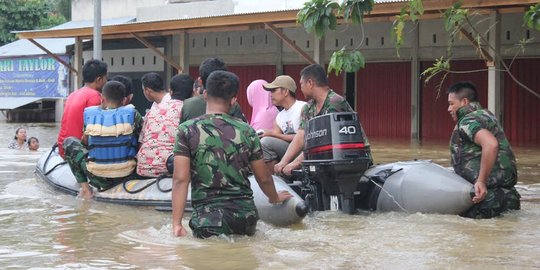 Polisi dan TNI AU bahu membahu evakuasi korban banjir di Kampar