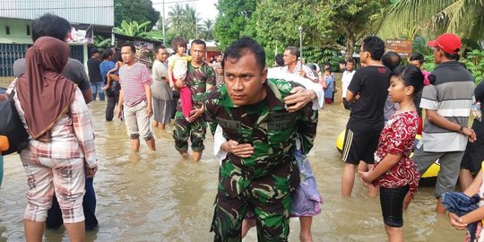 Aksi polisi dan TNI evakuasi korban banjir Pekanbaru