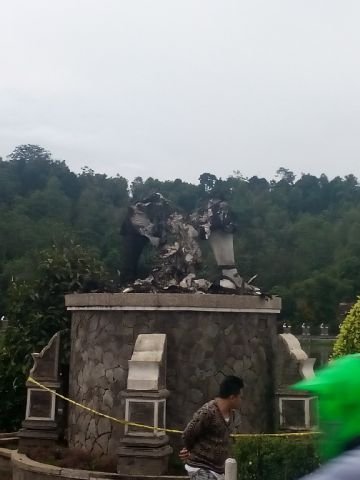 patung dirusak dan dibakar