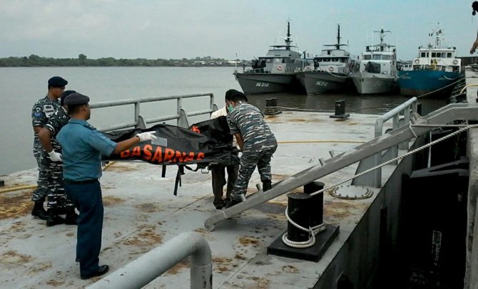 tni al tembak kapal pencuri ikan