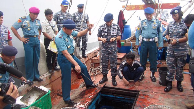 tni al tembak kapal pencuri ikan