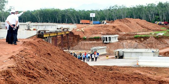 Presiden Jokowi tinjau pembangunan Tol Trans Sumatera