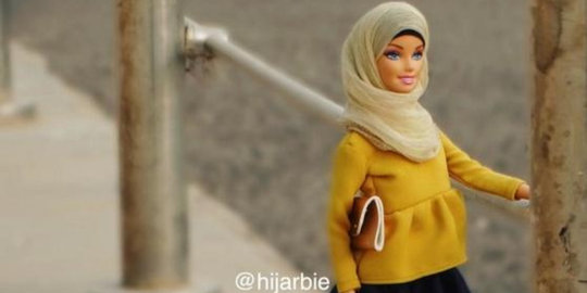 Gadis ini bikin boneka Barbie syariah