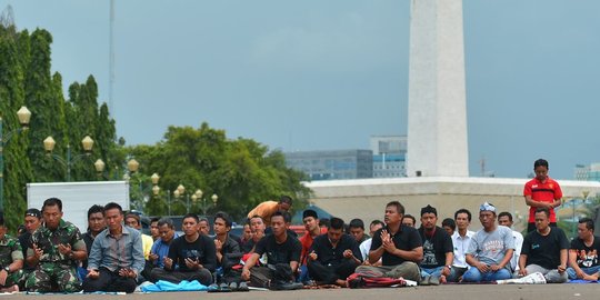 Ribuan guru honorer salat Jumat di depan Istana